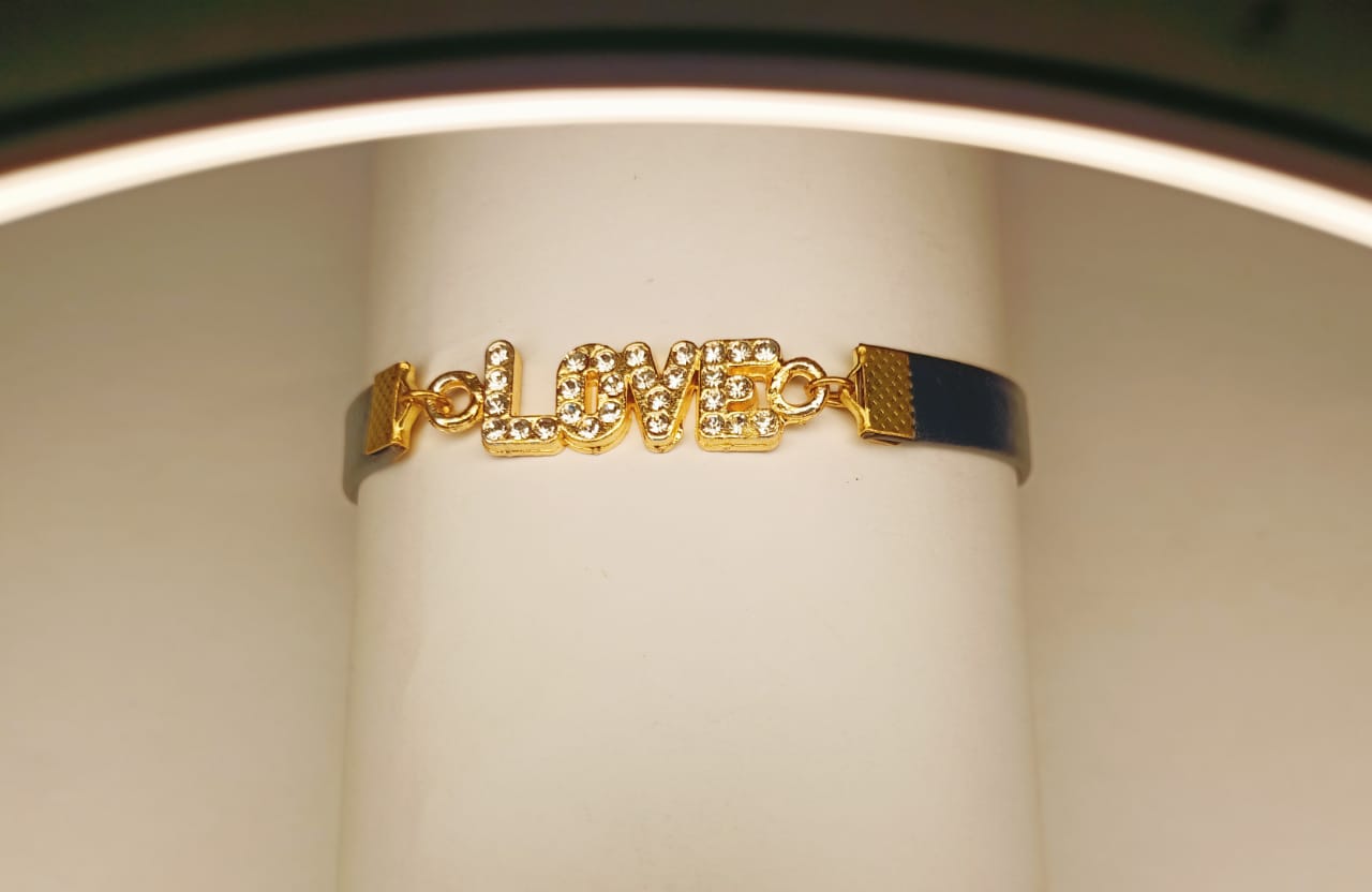 22b6bee24f908d82396f3ccee8a40e07 New Fashion Gold Love Design Bracelet For Girls, Women - Image 1